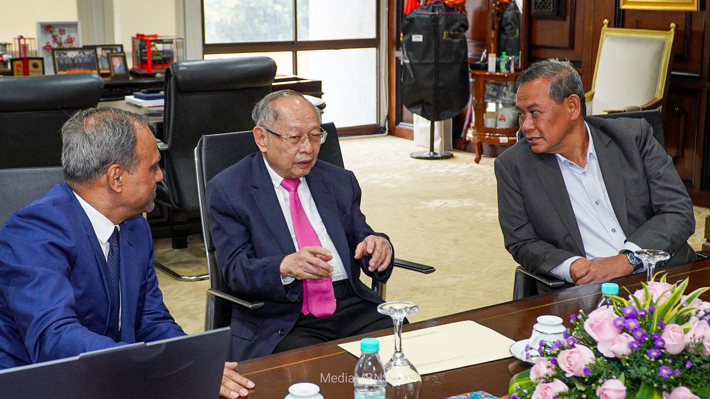 Mehamood Hosein (left) and Tan Sri Dato Dr Gan Kong Seng (centre) in discussion with Menteri Besar Datuk Seri Aminuddin Harun (right).